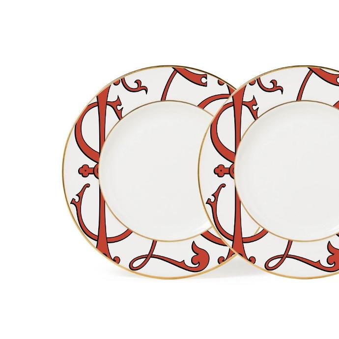 ssiettes en porcelaine de Limoges magnifiquement sérigraphiées, exposées pour montrer la richesse des motifs et la finesse de l'impression