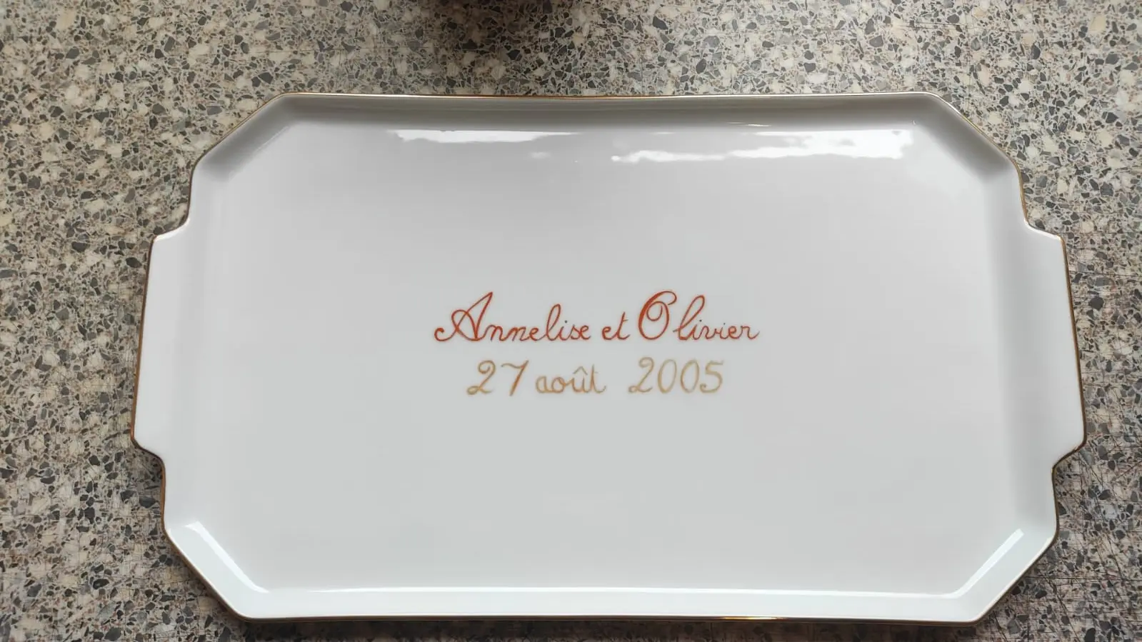 Plat de service anniversaire 20 ans de mariage — lettrage anglais doré, porcelaine de Limoges