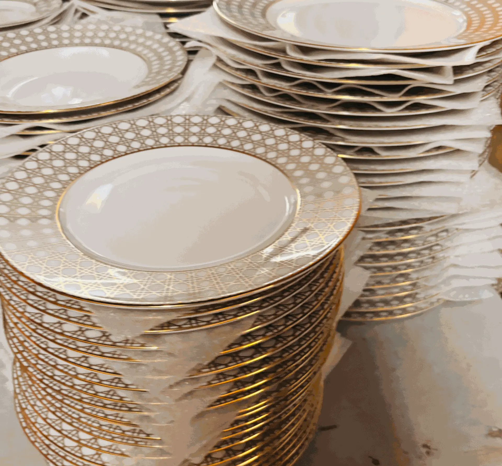 Service d’assiettes sur-mesure — décor signature et filet or, porcelaine de Limoges