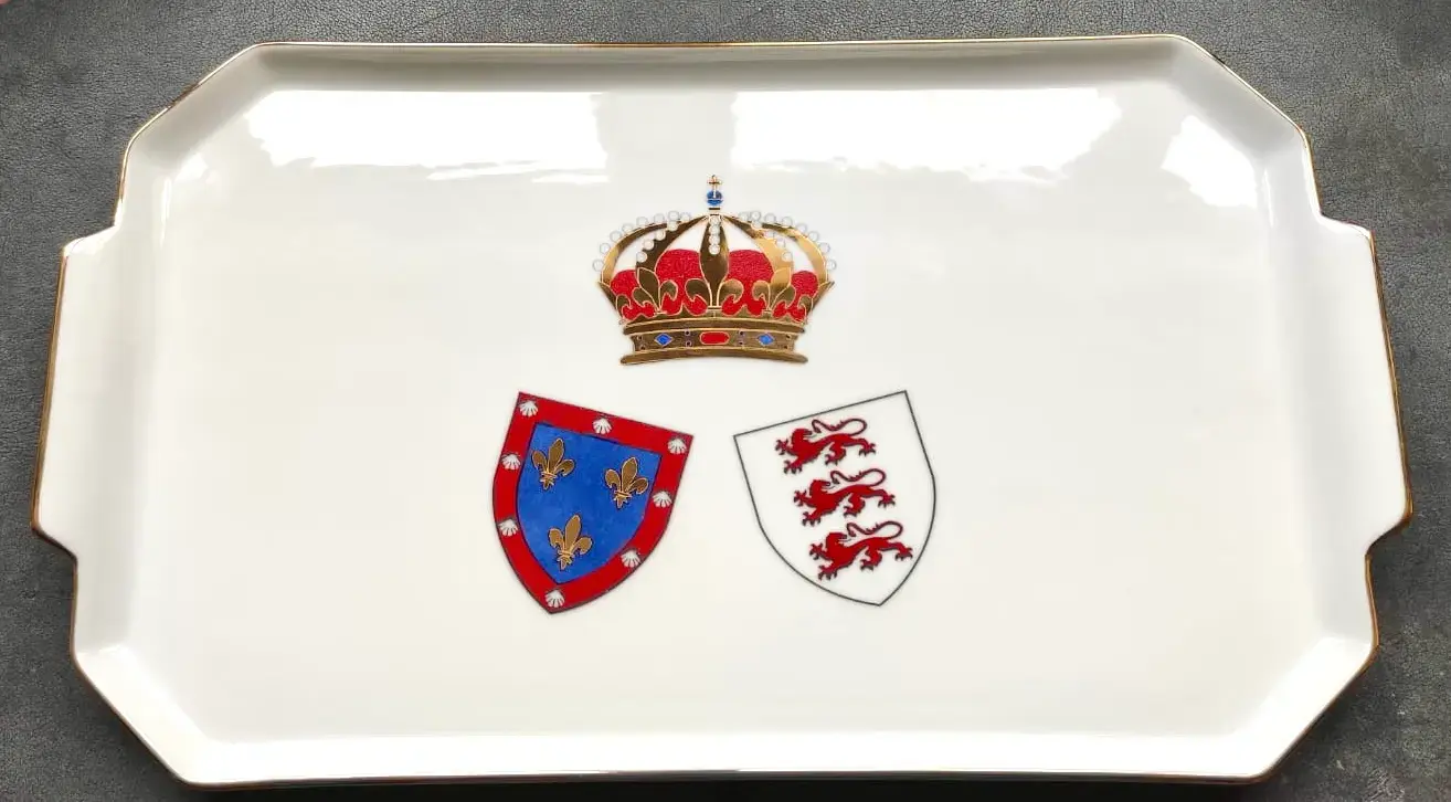 plat en porcelaine peinte à la main sur mesure 