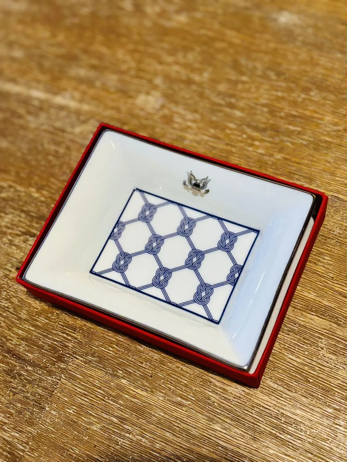 vide poche en porcelaine pour l'ambassade americaine