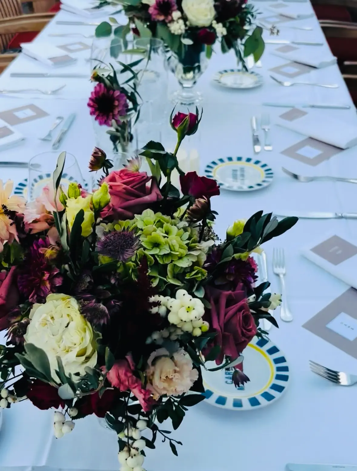Table dressée face à la mer pour chacun des 120 invités