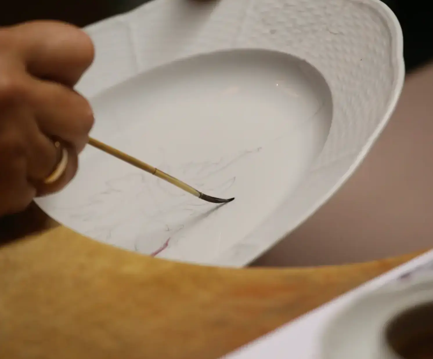 assiette peinte à la main à limoges sur de la porcelaine de luxe 