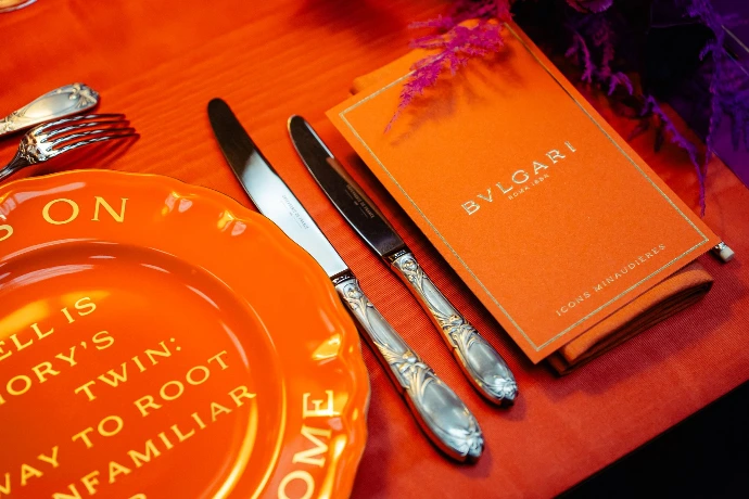 assiette en porcelaine de limoges de forme choiseul entièrement emaillée en couleur orange et peinte à l'or MAT