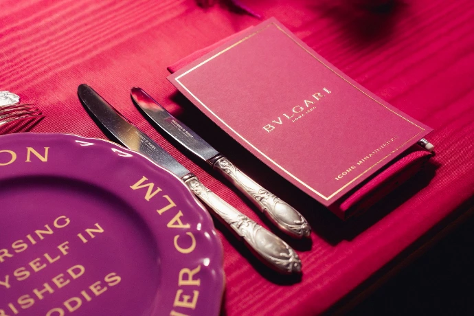 assiette en porcelaine de limoges de forme choiseul entièrement emaillée en couleur violet et peinte à l'or MAT