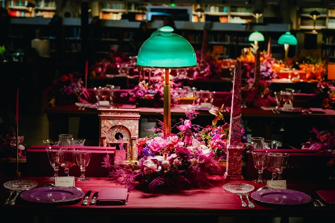 scénographie violet diner bvlgari art de la table sur mesure maison manoï