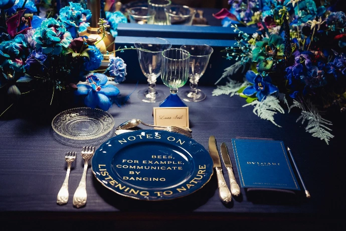 assiette en porcelaine de limoges de forme choiseul entièrement emaillée en couleur bleu et peinte à l'or MAT