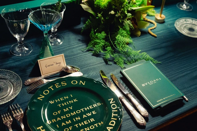 assiette en porcelaine de limoges de forme choiseul entièrement emaillée en couleur verte et peinte à l'or MAT