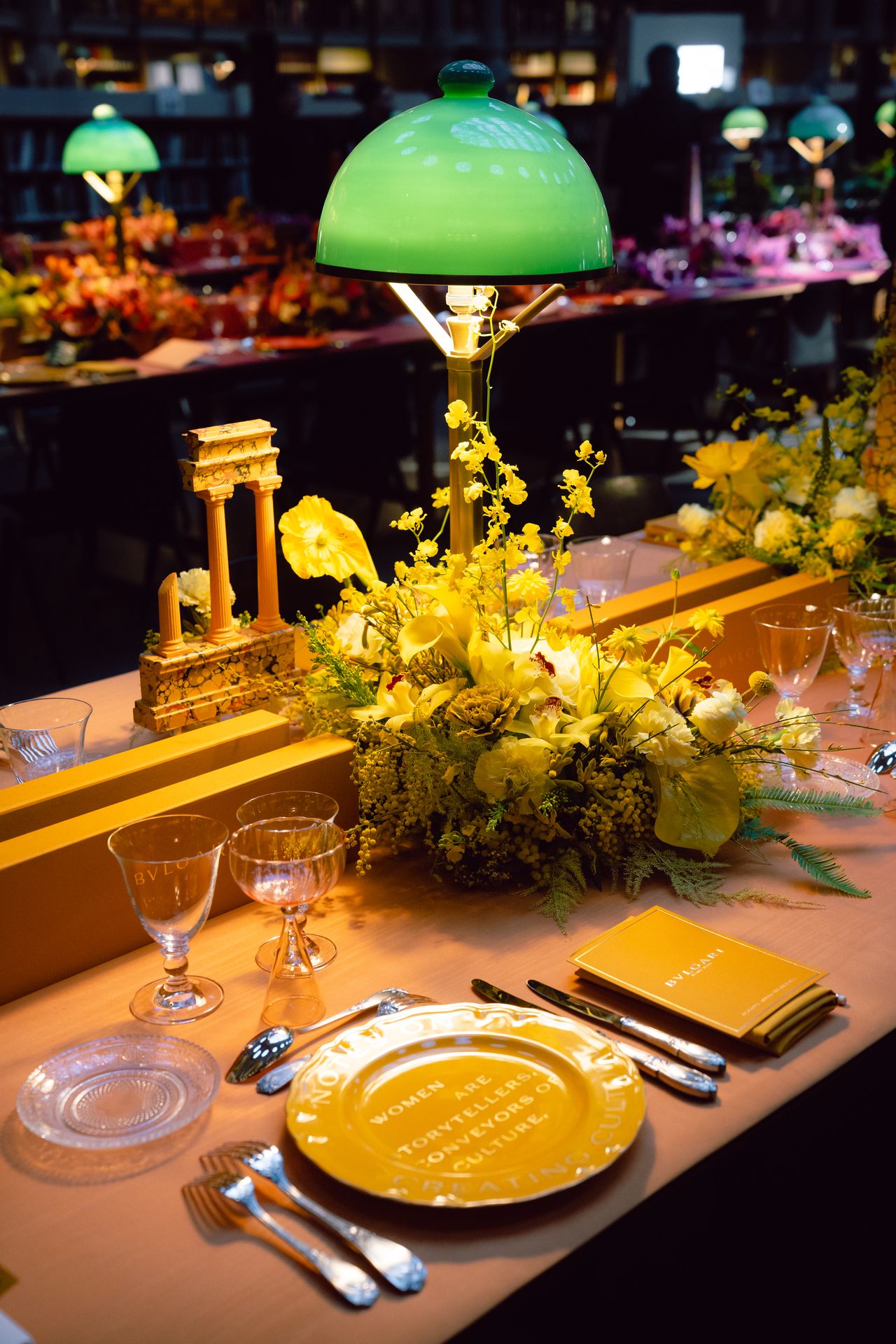 assiettes émaillées de couleur jaune pour le dîner BVLGARI paris par Maison Manoï