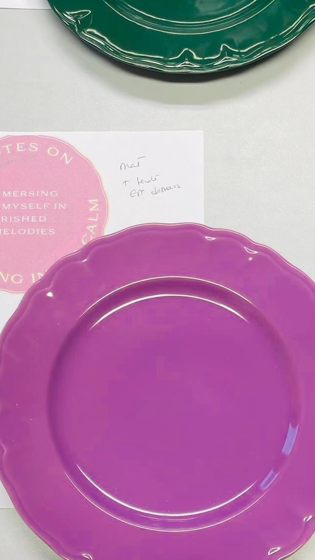 assiette sur mesure émaillé en violet porcelaine de limoges maison manoi