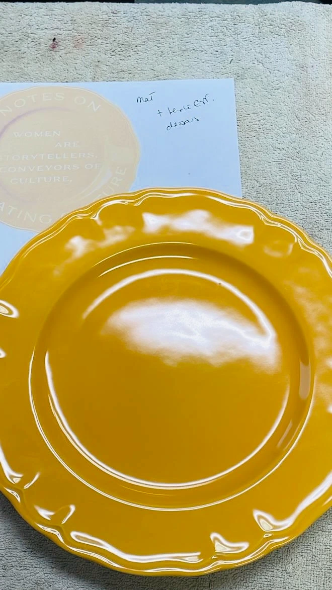 assiette sur mesure émaillé en jaune porcelaine de limoges maison manoi