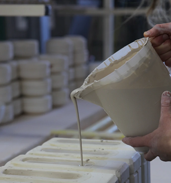 coulage de la pâte de porcelaine dans un moule en platre