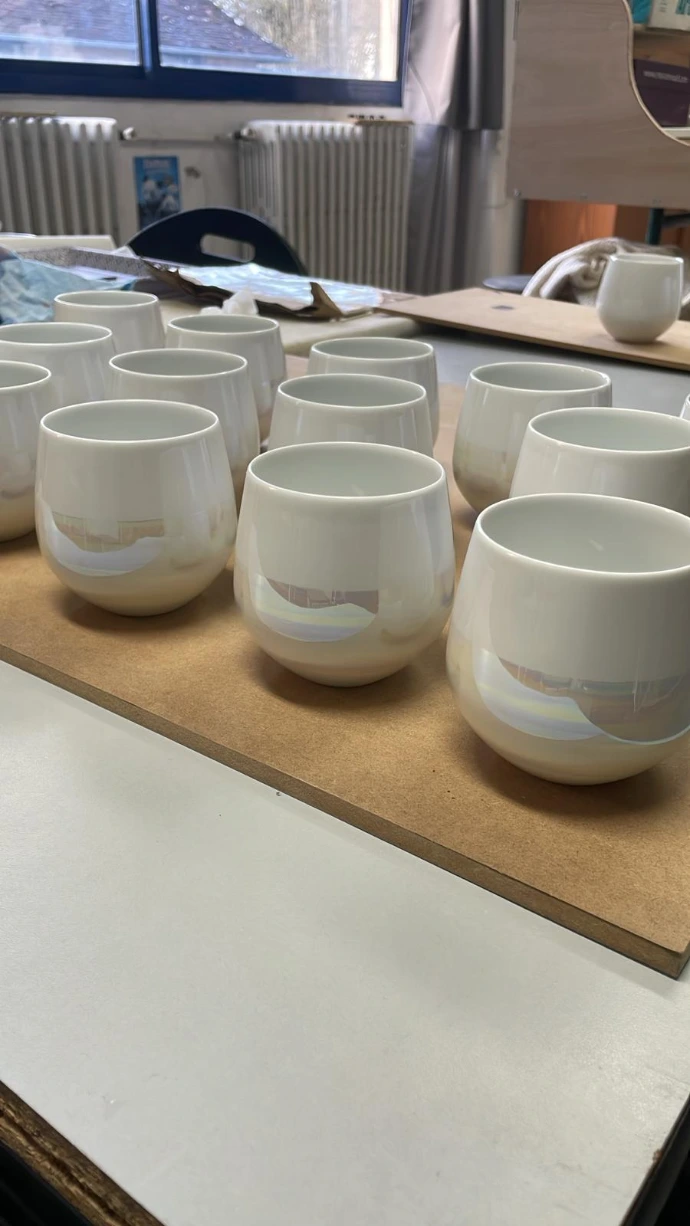 la série de tasses a café décorées au pinceau