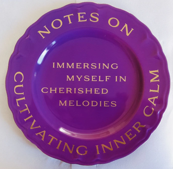 assiette violette  emaillée  et décoré au pinceau à l'or fin