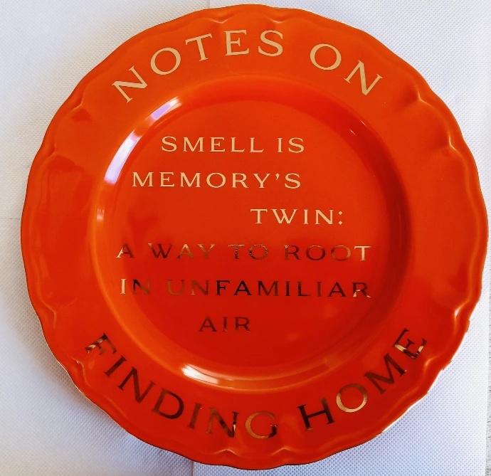 assiette orange emaillé et décorée au pinceau à l'or fin