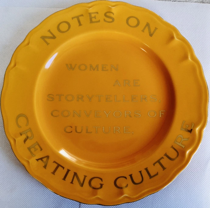 assiette jaune emaillé et décoré au pinceau à l'or fin