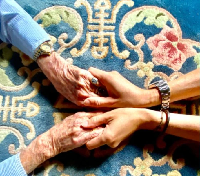 les mains de laurène desjardins et sa grand mère manoï entrelacées