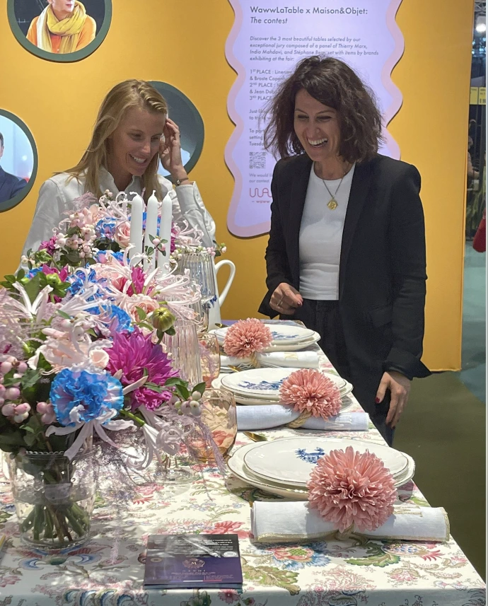 laurene desjardins lors de la victoire au salon maison et objet d'un service de vaisselle en porcelaine sur mesure