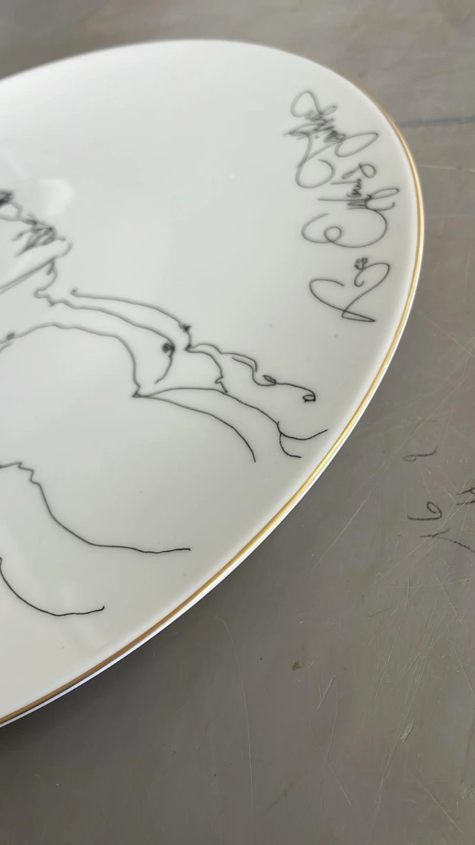 série d'assiettes personnalisées en porcelaine de Limoges filet pinceau OR 24 carats