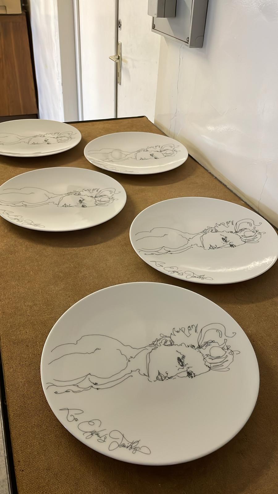 série de 50 assiettes realisées sur mesure pour un artiste