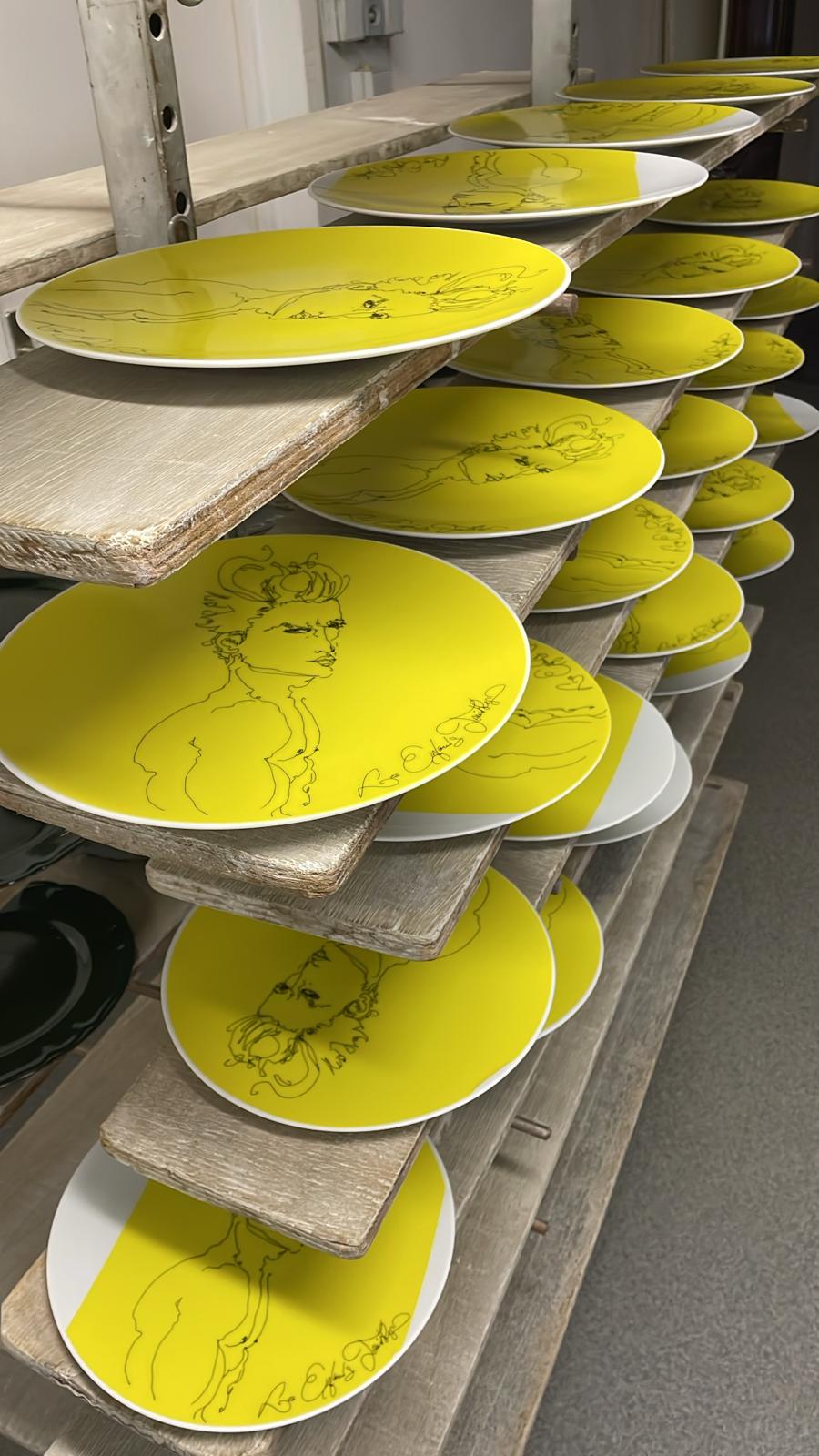 série d'assiettes sur mesure en porcelaine de limoges avant le passage au four à Limoges