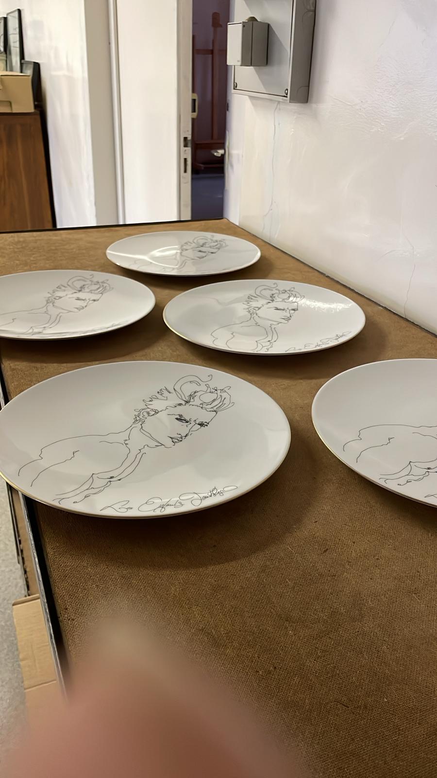 les assiettes cuites sorties du four avant le filet OR 24 carats