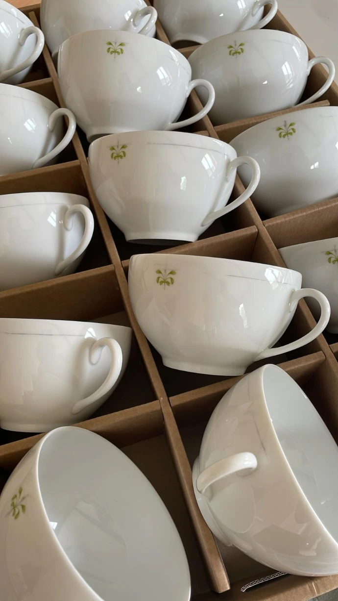 70 tasses à thé sur mesure limoges