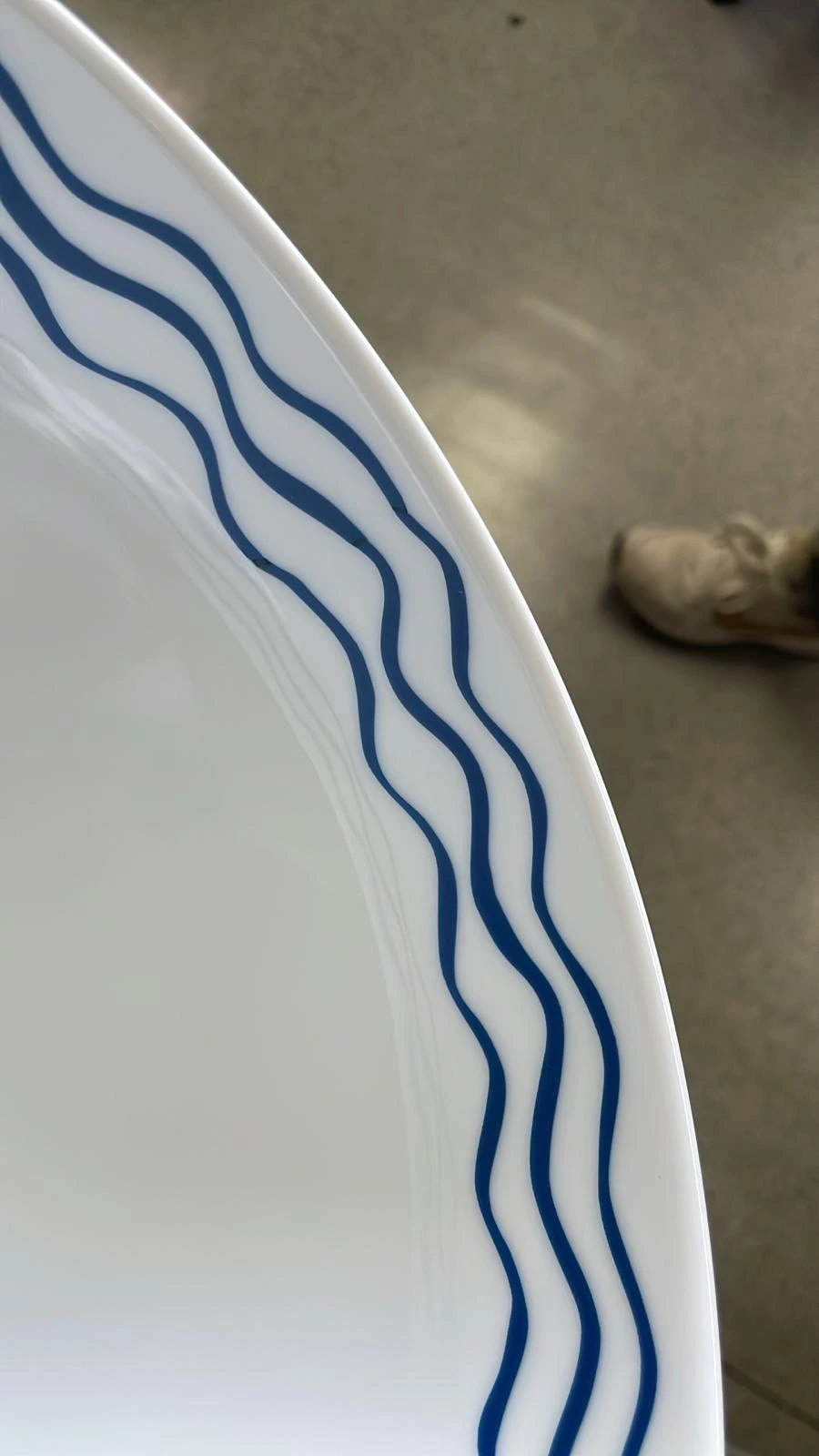 décor vagues pour la personnalisation d'une série de saladier et de bols en porcelaine de limoges