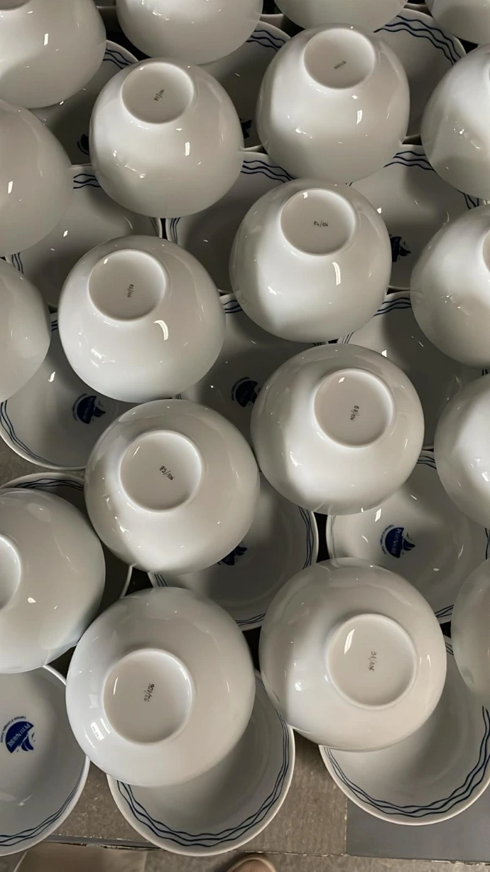 dos avec estampille numérotée des petits bols en porcelaine de limoges