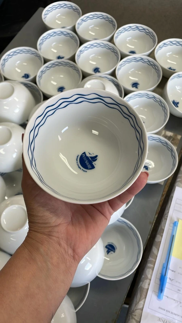 série de 114 bols en porcelaine personnalisés pour la marque petite navire par maison manoi 
