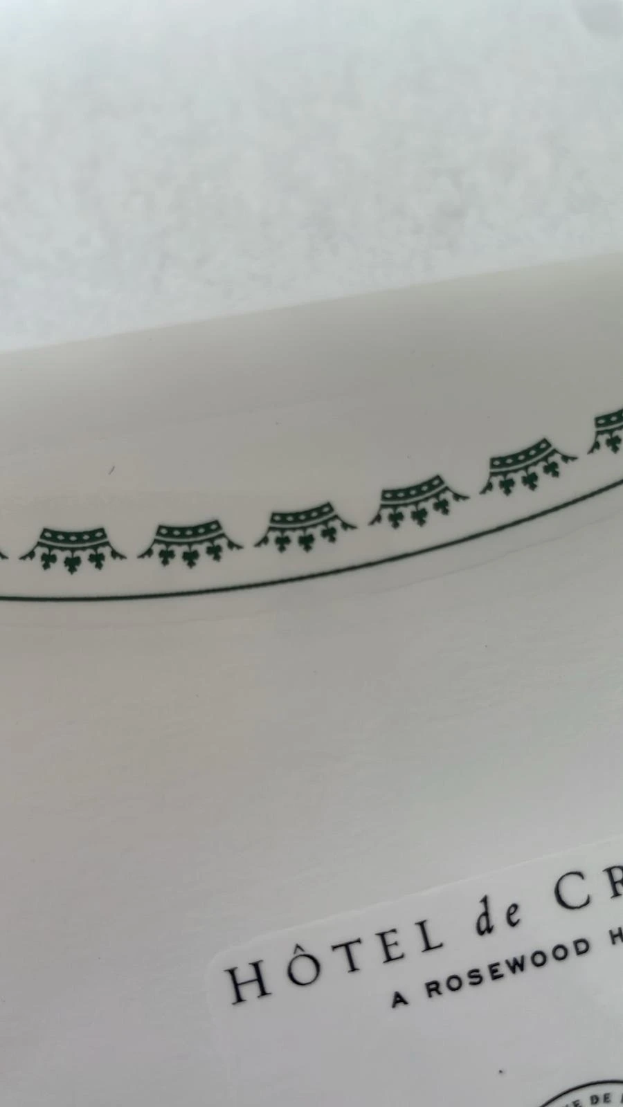 détail avant la pose du chromo qui ornera les assiettes en porcelaine de limoges pour un palace