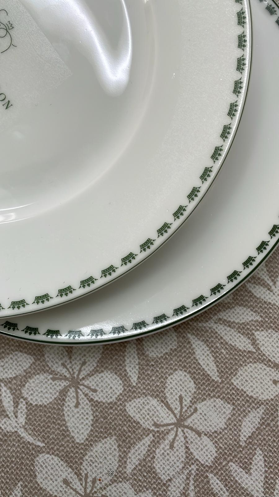 détail du liseré et du filet des assiettes personnalisée à limoges hotel de luxe