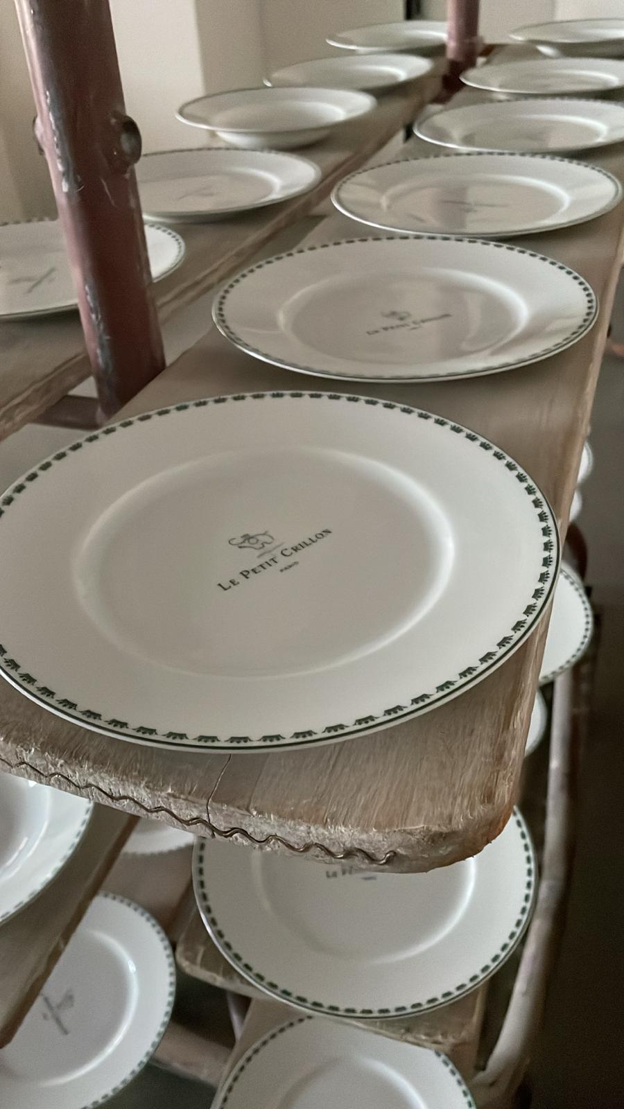 série d'assiette en porcelaine de limoges personnalisée pour un hôtel de luxe a paris