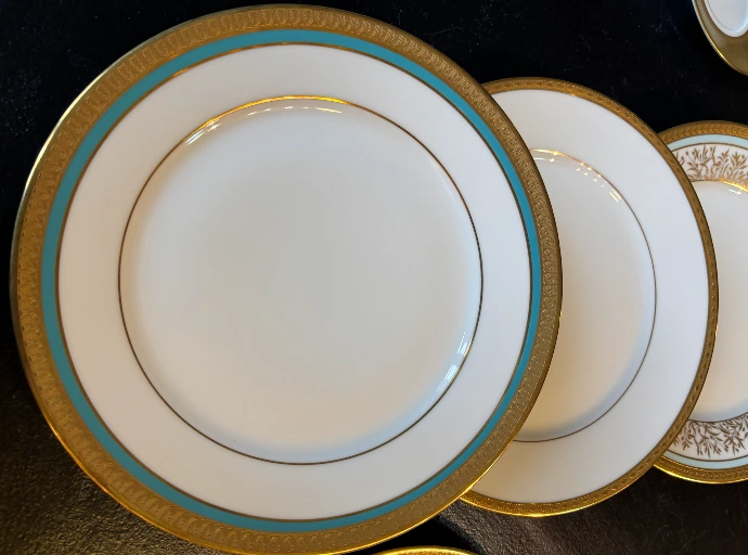 assiettes porcelaine Limoges émail turquoise filet or fin 24 carats superposées service de table sur mesure