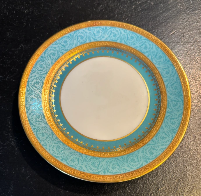 assiette porcelaine Limoges émail turquoise dorure or fin 24 carats arabesques peinture main plume