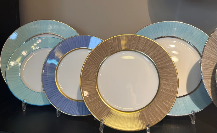collection assiettes porcelaine Limoges émaux grand feu bleu turquoise cobalt lavande filets platine or fin