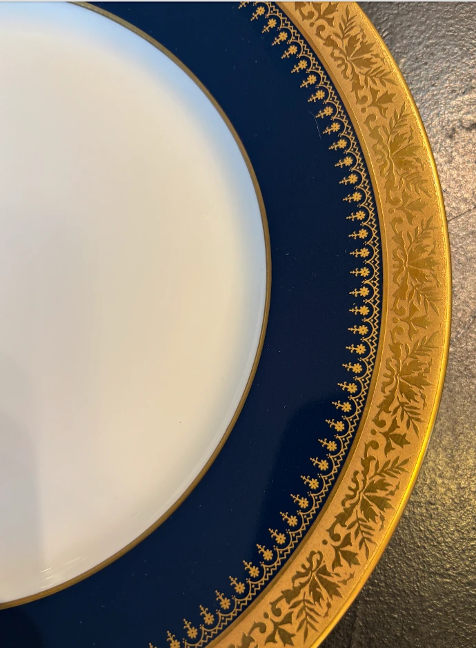 assiette porcelaine Limoges émail cobalt incrustation or mat arabesques filigrane finition exception