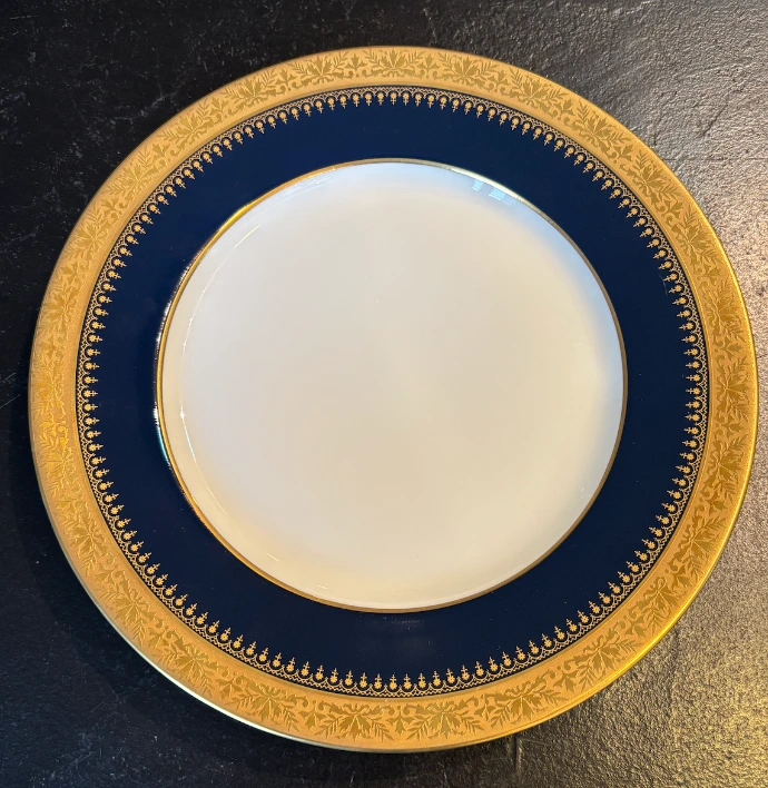 assiette porcelaine Limoges émail cobalt bleu nuit incrustation or mat arabesques frise dorée peinture main
