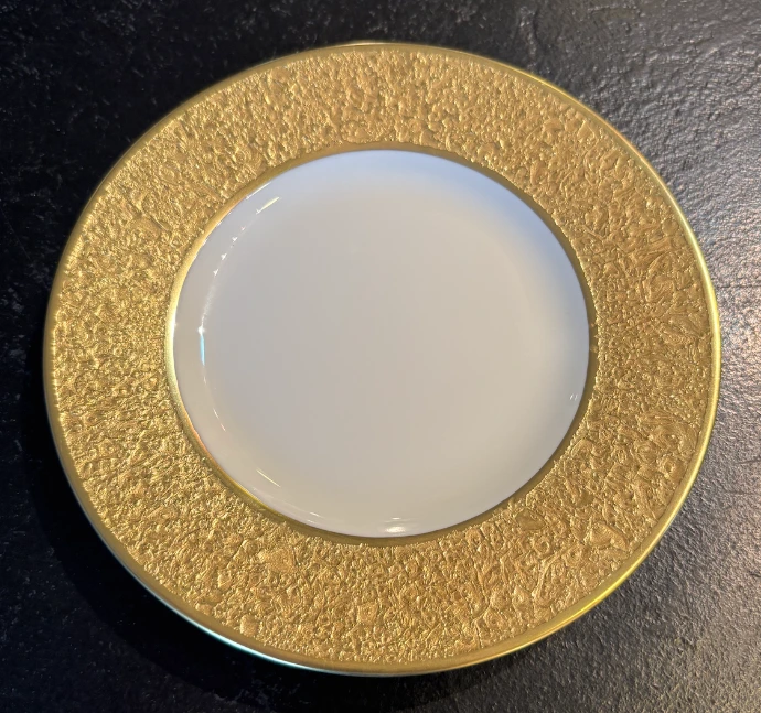 assiette porcelaine Limoges dorure or fin texturée martelée couverte intégrale peinture main atelier certifié IG