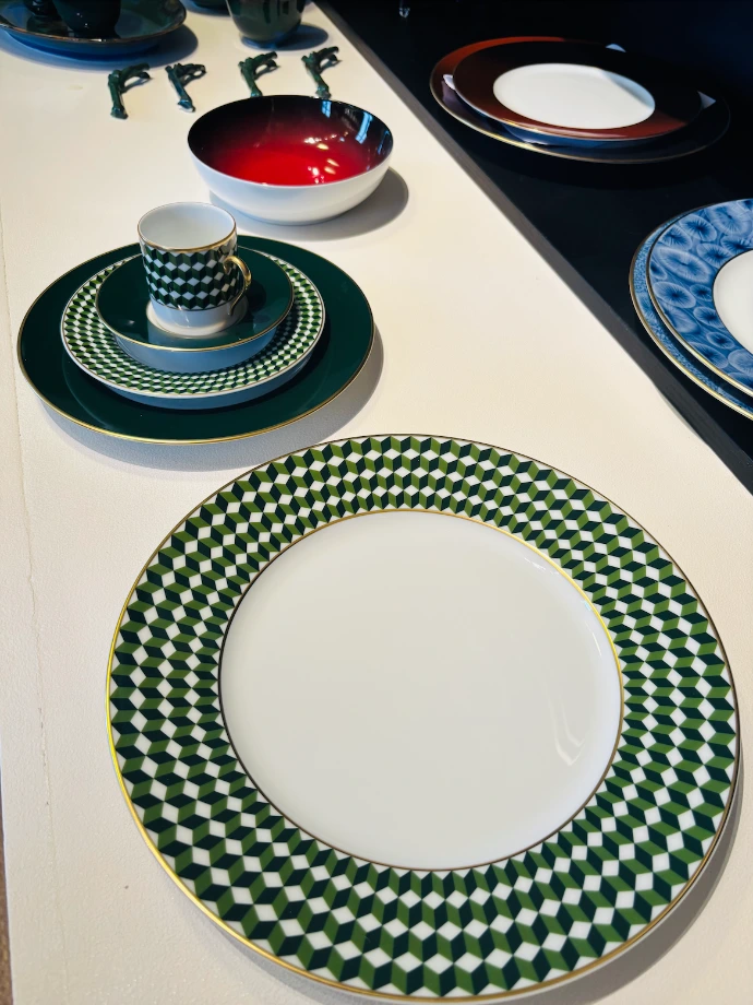 service de table porcelaine Limoges motif damier vert chromolithographie tasse soucoupe assiette sur mesure
