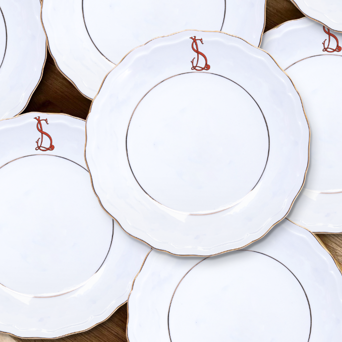 assiettes en porcelaine blanches ou finement décorées