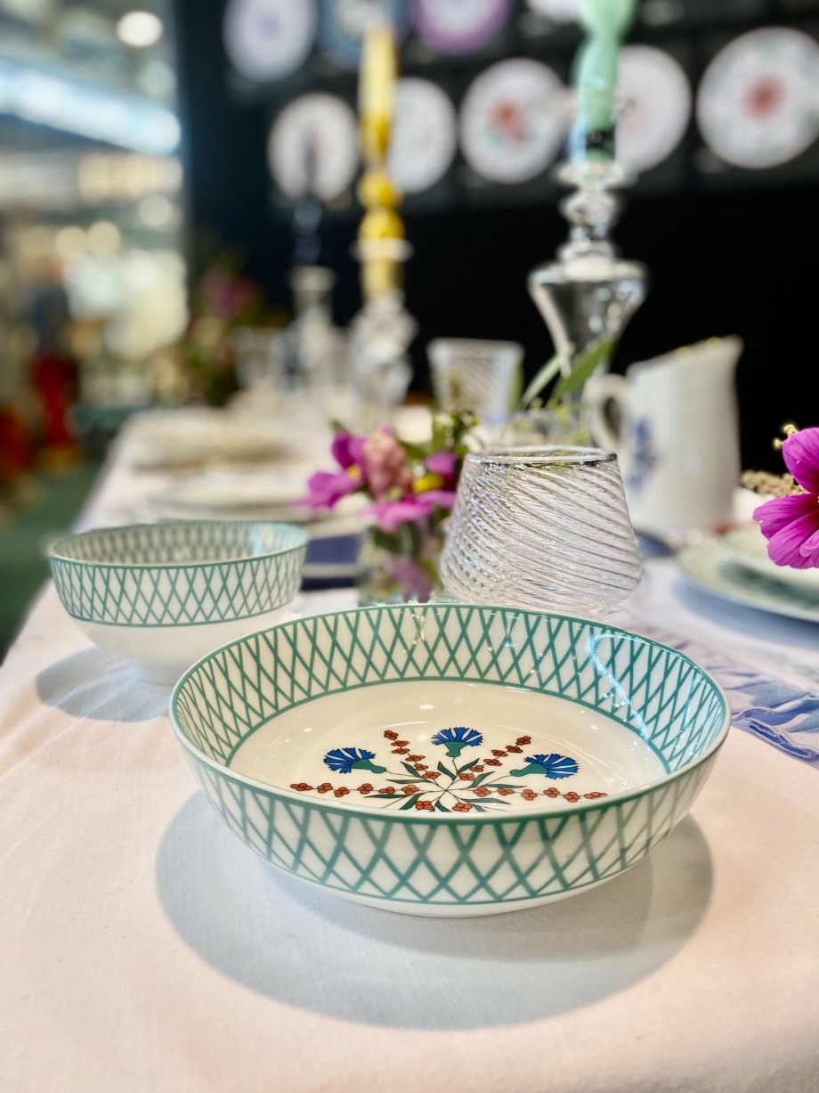 assiette creuse en porcelaine de limoges haut de gamme volutes assiette creuse en porcelaine de limoges haut de gamme