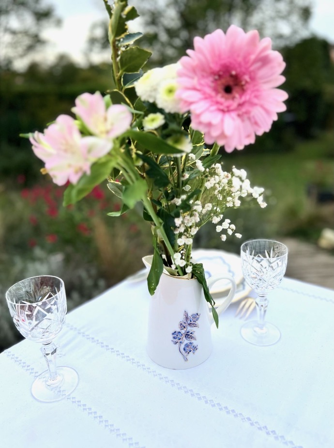 petit vase en porcelaine peint à la main